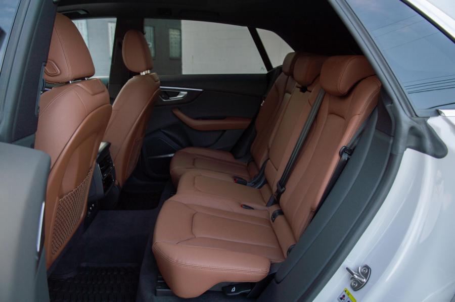 Интерьер Audi Q8 55 TFSI Quattro 2018 года  (NA) (фото 9 из 32)